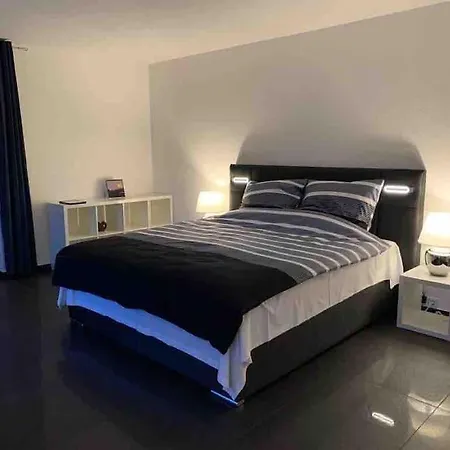 Preiswertes Stilvolles Zimmer Im Privaten Haus Mit Grossem Schoenem Modernem Gemeinschaft Badenzimmer Lorrach Exterior photo