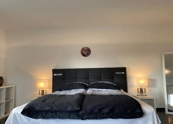 Preiswertes Stilvolles Zimmer Im Privaten Haus Mit Grossem Schoenem Modernem Gemeinschaft Badenzimmer